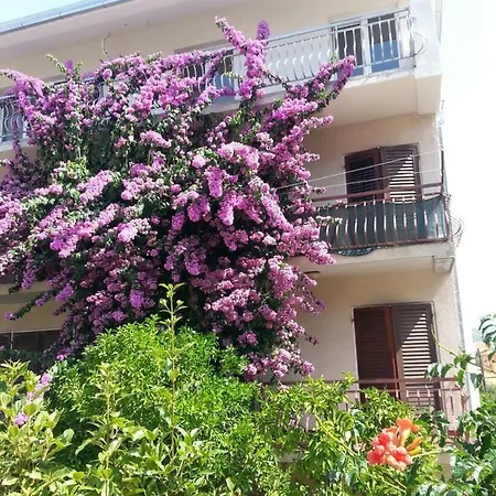 Mravak アパート トロギール