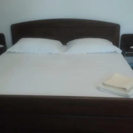 Mravak アパート トロギール